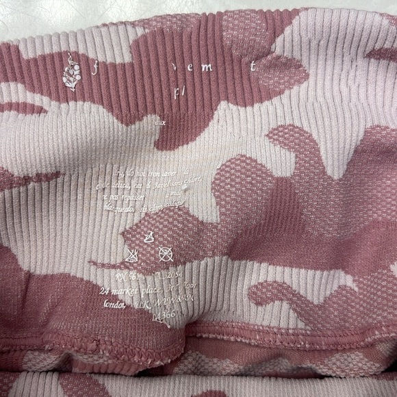 Free People Movement High-Rise
Good Karma Leggings Pink Camo, measure as XS/S - Picture 5 of 6